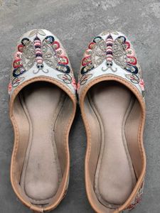 Embroidered Butterfly Juttis