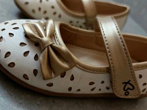 Baby Girls White &amp; Gold Bow Shoes