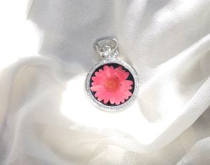 Red Daisy Clock Style Keychain/pendant