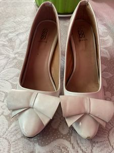 Chic White Bow Heels