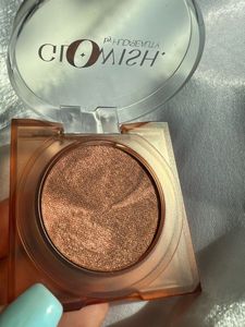 Huda Beauty Glowish Bronzing Powder