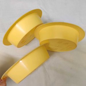 🆕 Set of Yellow Plastic Plates