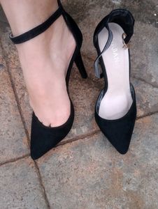 Chic Black Suede Heels