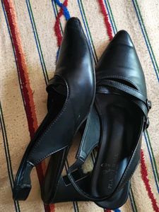 Chic Black Slingback Heels