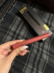 Lakme 9 to 5 Lip Liner