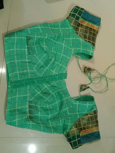 Elegant Green Saree with Intricate Weave