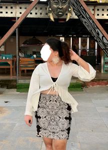 White top &amp; chic pencil skirt combo