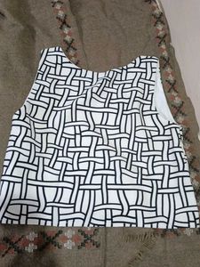 Stylish Black &amp; White Patterned Top
