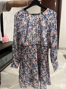 Chic Floral Print Midi Dress with Pleated Skirt