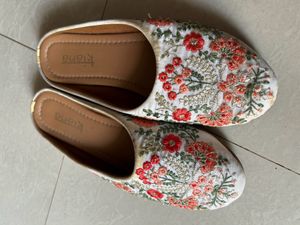 Kiana Embroidered Flat-shoes Size UK4