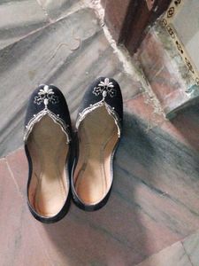 Black Embroidered Juttis