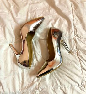 Metallic pump heels, y2k, aesthetic