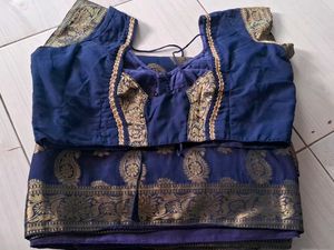 Elegant Paisley Pattern Navy Saree With blouse