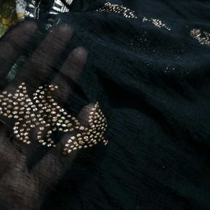 Beautiful dupatta, classy, and full of shimmer!😻