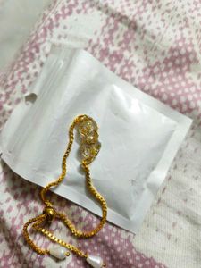 Elegant Gold Chain Bracelet with Pearls