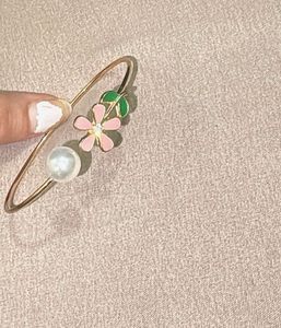 Charming Flower & Pearl Bangle
