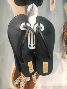 Classic Black Flip-Flops🎀