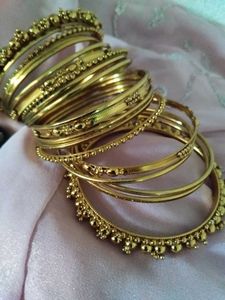one hand churi gold pleated