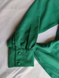 ✨🥀Size:-Xs, s, m Emerald Green Button-Up Top🥀✨