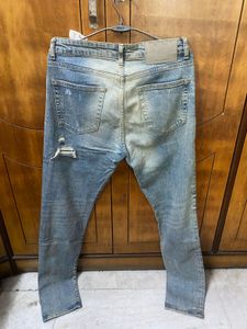 Zara Light Wash Distressed Jeans 31 inches waist