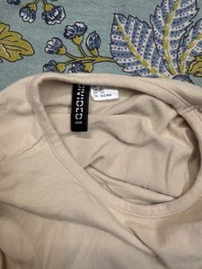 H&amp;M Divided Beige &amp; White Cropped Tops Set