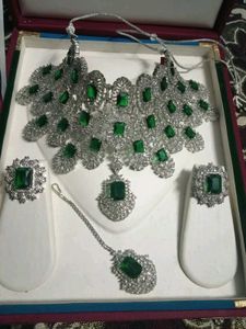 Stunning Emerald & Diamond Jewellery Set