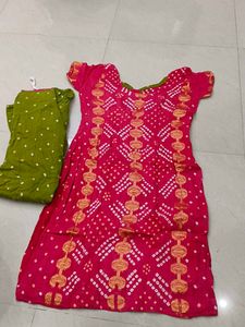 women bandhni suit