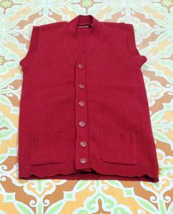 IT IS A NEW  MAROON OSWALCOLLECTION HALF SWEATER..