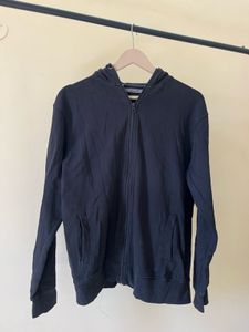 men/womwn Black Zip-Up Hoodie