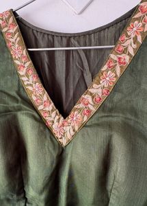 Elegant Green Kurta with Floral Embroidery