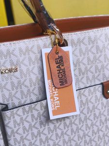 MICHAEL KORS POCKET OFF WHITE TOTE