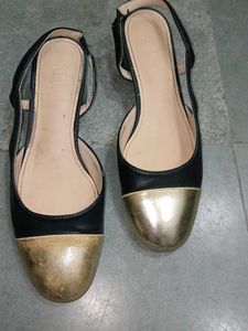 Stylish Black & Gold Accent Heel