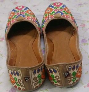 Women Paisley Print Juttis