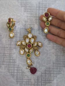 Exquisite Kundan &amp; Emerald Necklace Set