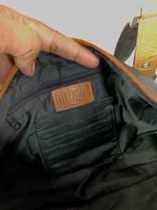 Vintage Vera Pelle Italian Barrel Shoulder Y2K bag