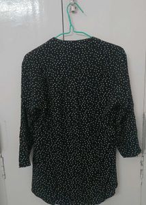White and black polka dot top🩷