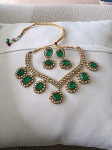 Stunning Emerald and Pearl Necklace Set