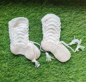 UNISEX HANDMADE KIDS WHITE SWEATER WITH SOCKS
