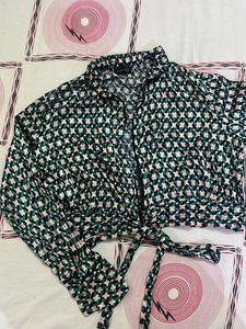 Stylish Geometric Print Tie-Front Crop Top