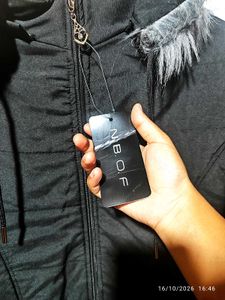 Stylish Black Padded Jacket with Fur Hood