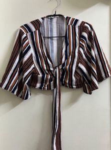 🪭🪞Tie-front detail and kimono sleeves.