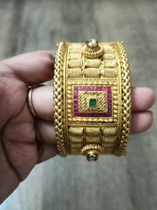 Hand Golden Baliyaa