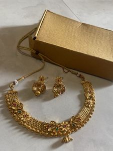 Exquisite Gold-Toned Necklace and Earring Set