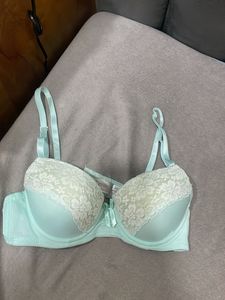 2000’s Mint Green Lace Trim Bra