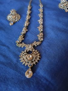 Stunning Golden Necklace With Earrings
