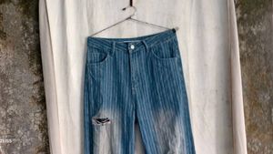 Distressed Wide Leg Jeans