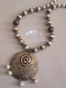 Elegant Pearl & Gold Necklace