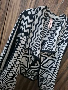 Stylish Black &amp; White Geometric Print Cardigan
