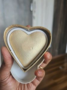 makeup revolution Heart-Shaped Highlighter Compact