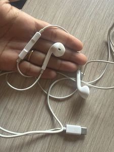 Apple Wired Earphone  USB-C Connector
